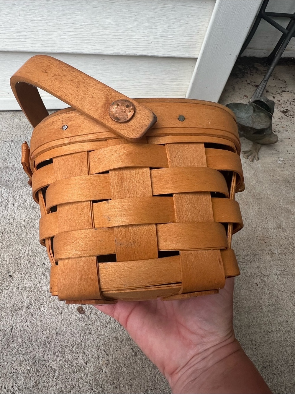 Longaberger Handwoven Kiddie Purse Basket with Wooden Lid and handle signed - Picture 4 of 6